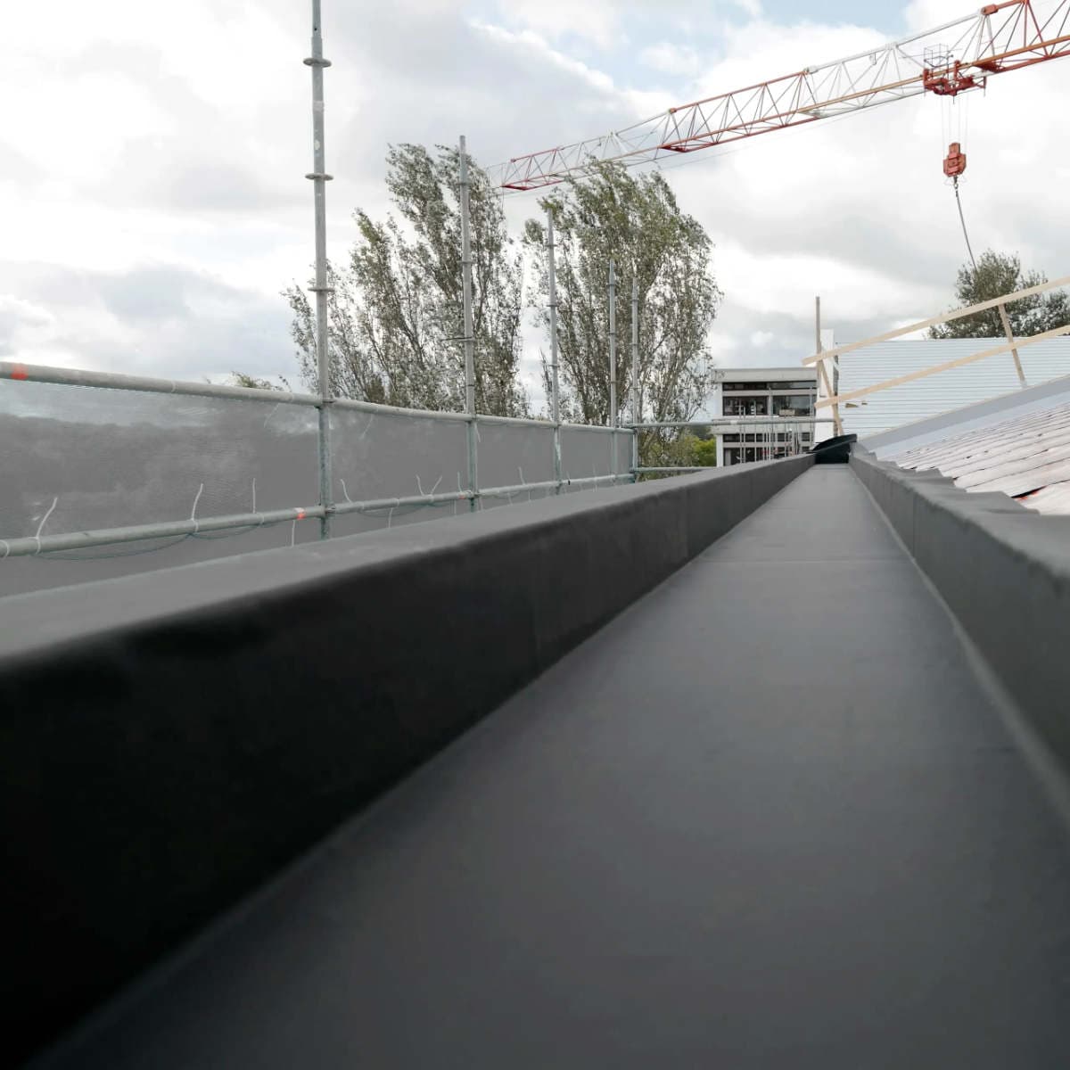 Afgewerkte dakgoot met zwarte EPDM, strak en waterdicht