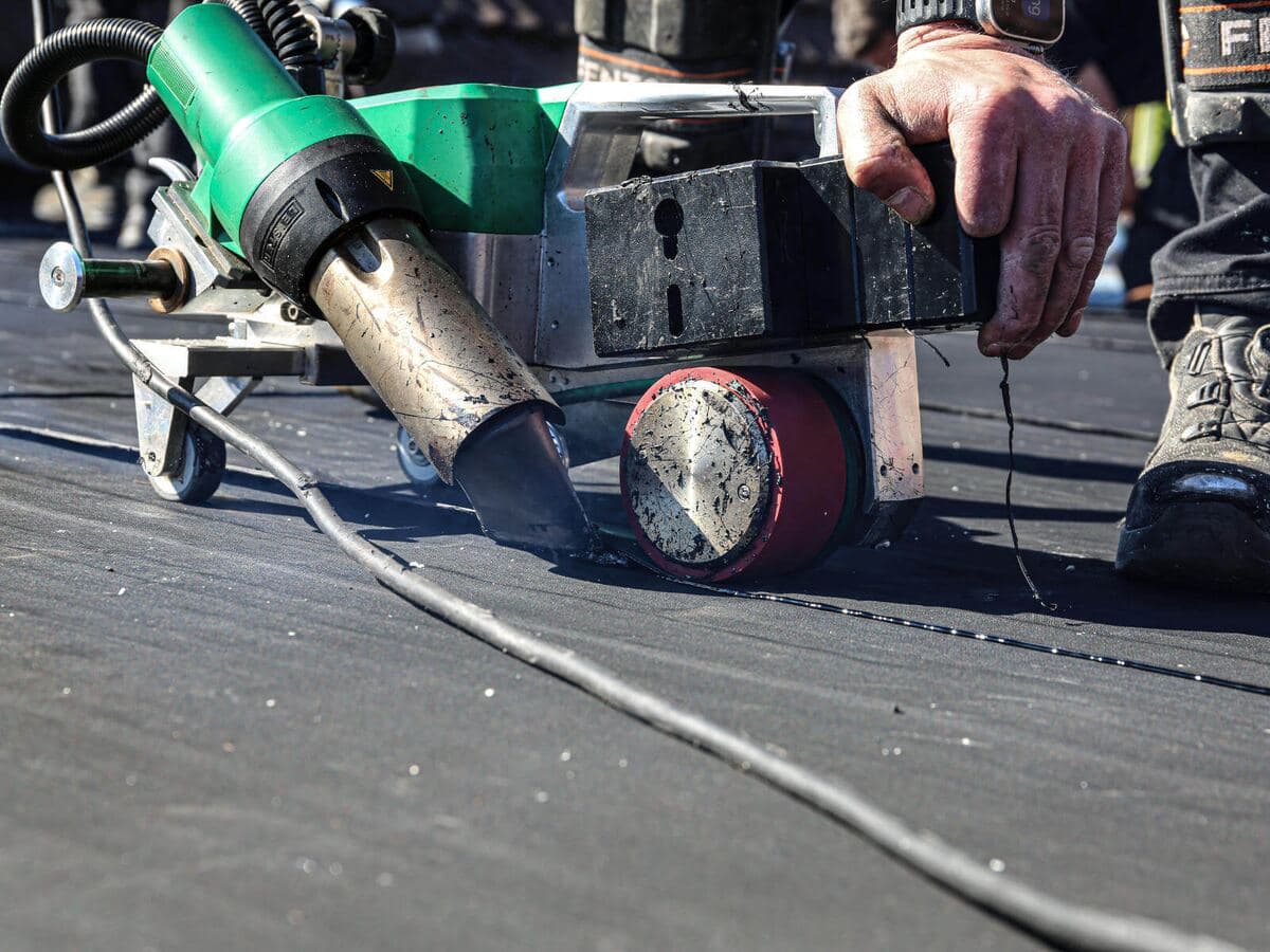 Leister UNIROOF lasautomaat in actie