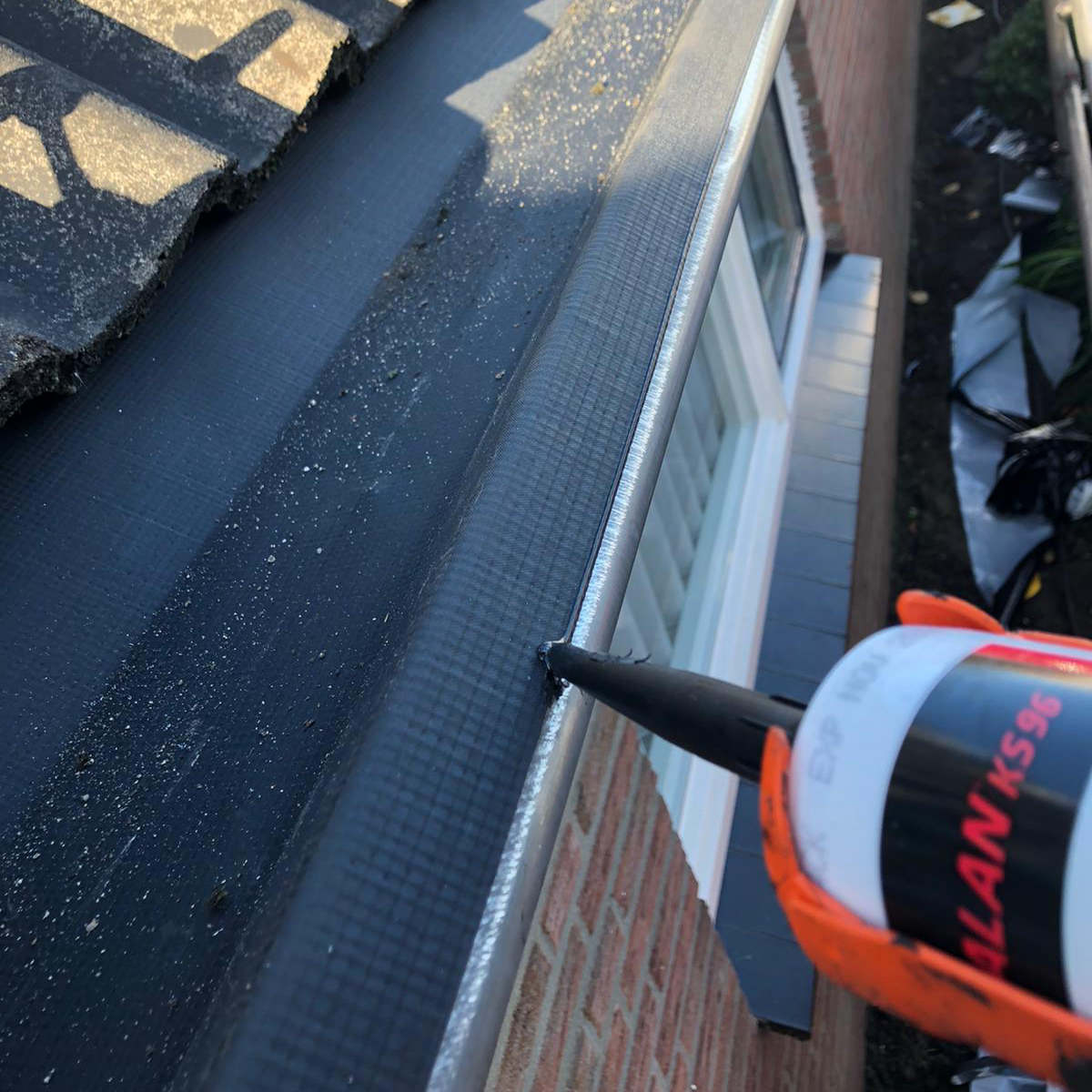 Aanbrengen zelfklevende EPDM in dakgoot